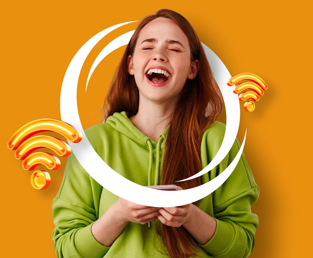 Cliente sorrindo usando o celular com a internet Fibruz